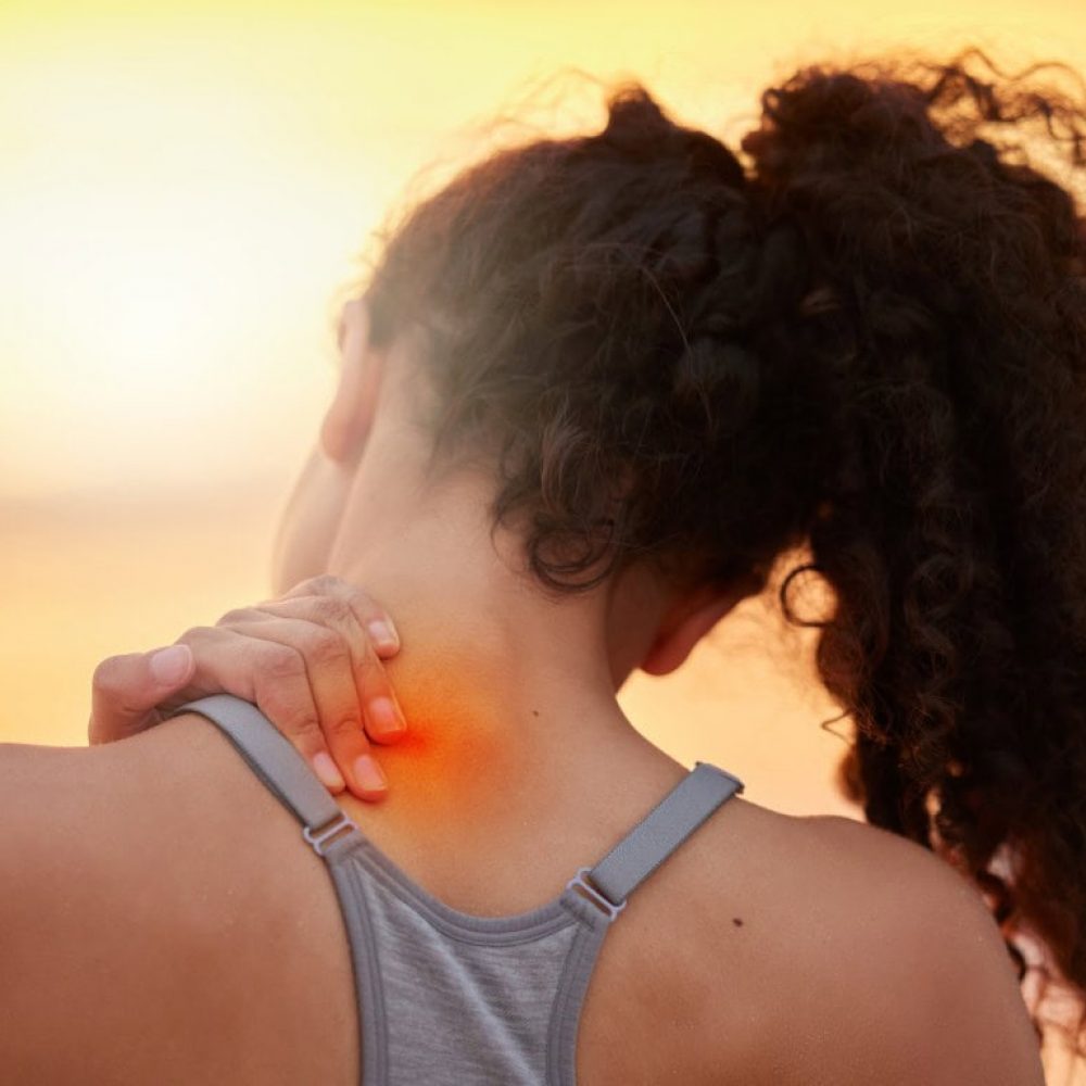 femme de dos ayant un problème de douleur au cou