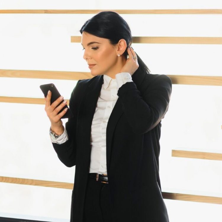femme lisant son cellulaire ayant mal au cou