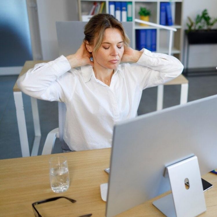 femme ayant un probleme de cou devant un ordinateur