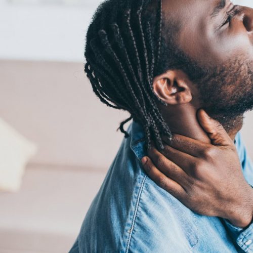 homme soufrant de douleur au cou